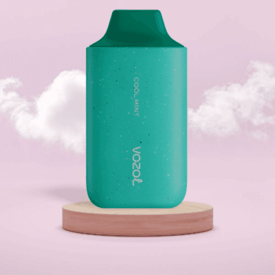 pink-background-designify Vozol <ul> <li>%80 PCR Malzemesi, Dünyaya Daha Az Yük</li> <li> İpeksi Dokunma Hissi, Serpilmiş Yüzey</li> <li> Mesh Bobin, %50 Daha Zengin Tat</li> <li> Yumuşak Ağızlık</li> <li>Boyutlar: 78,4 mm * 41 mm * 23 mm</li> <li>Şarj: USB Type-C</li> <li>8 Farklı tat</li> <li>6000 nefes</li> </ul>