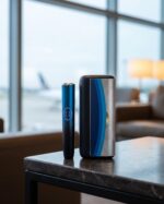 I Prime Skylens Edition — havalimanı loungeʼunda, pencere kenarındaki taş sehpada I Prime Skylens Edition — havalimanı loungeʼunda, pencere kenarındaki taş sehpada